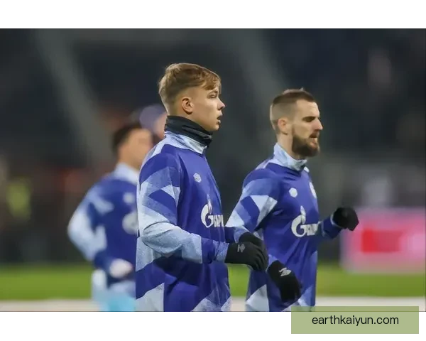 沙尔克球员在本赛季表现稳健，逐渐恢复竞争力，值得关注。